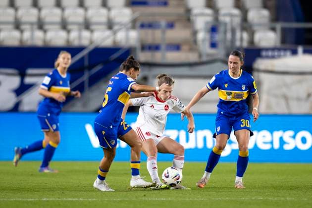 Google Pixel Frauen-Bundesliga: FC Carl Zeiss Jena vs. 1. FC Nürnberg; Jena; 13.10.2025 Nastassja Lein ( 24; 1. FC Nürnberg) gegen Noemi Gentile ( 25; FC Carl Zeiss Jena) (links) und Elena Mühlemann ( 30; FC Carl Zeiss Jena) (rechts) Google Pixel Frauen-Bundesliga: FC Carl Zeiss Jena vs. 1. FC Nürnberg; ad hoc arena im Ernst-Abbe-Sportfeld; 13.10.2025 Copyright: xBEAUTIFULxSPORTS Duehringx