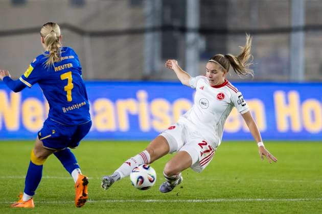 Google Pixel Frauen-Bundesliga: FC Carl Zeiss Jena vs. 1. FC Nürnberg; Jena; 13.10.2025 Beatrix Förd?s ( 27; 1. FC Nürnberg) gegen Melina Laura Reuter ( 7; FC Carl Zeiss Jena) Google Pixel Frauen-Bundesliga: FC Carl Zeiss Jena vs. 1. FC Nürnberg; ad hoc arena im Ernst-Abbe-Sportfeld; 13.10.2025 Copyright: xBEAUTIFULxSPORTS Duehringx