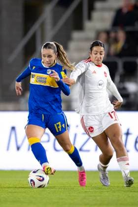 Google Pixel Frauen-Bundesliga: FC Carl Zeiss Jena vs. 1. FC Nürnberg; Jena; 13.10.2025 Rieke Tietz ( 17; FC Carl Zeiss Jena) gegen Selma Li?ina ( 17; 1. FC Nürnberg) Google Pixel Frauen-Bundesliga: FC Carl Zeiss Jena vs. 1. FC Nürnberg; ad hoc arena im Ernst-Abbe-Sportfeld; 13.10.2025 Copyright: xBEAUTIFULxSPORTS Duehringx