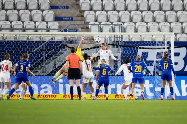Google Pixel Frauen-Bundesliga: FC Carl Zeiss Jena vs. 1. FC Nürnberg; Jena; 13.10.2025 Rettung auf der Linie Oliwia Wo? ( 15; 1. FC Nürnberg) Google Pixel Frauen-Bundesliga: FC Carl Zeiss Jena vs. 1. FC Nürnberg; ad hoc arena im Ernst-Abbe-Sportfeld; 13.10.2025 Copyright: xBEAUTIFULxSPORTS Duehringx