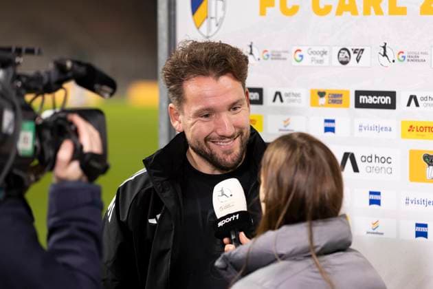 Google Pixel Frauen-Bundesliga: FC Carl Zeiss Jena vs. 1. FC Nürnberg; Jena; 13.10.2025 1 Interview Thomas Oostendorp (Trainer; 1. FC Nürnberg) mit Christina Rann Google Pixel Frauen-Bundesliga: FC Carl Zeiss Jena vs. 1. FC Nürnberg; ad hoc arena im Ernst-Abbe-Sportfeld; 13.10.2025 Copyright: xBEAUTIFULxSPORTS Duehringx