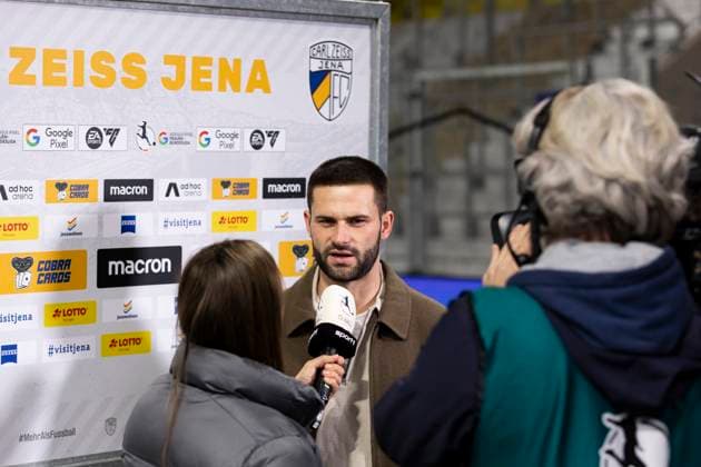 Google Pixel Frauen-Bundesliga: FC Carl Zeiss Jena vs. 1. FC Nürnberg; Jena; 13.10.2025 Sport1 Interview Florian Kästner (Chef-Trainer; FC Carl Zeiss Jena) mit Christina Rann Google Pixel Frauen-Bundesliga: FC Carl Zeiss Jena vs. 1. FC Nürnberg; ad hoc arena im Ernst-Abbe-Sportfeld; 13.10.2025 Copyright: xBEAUTIFULxSPORTS Duehringx
