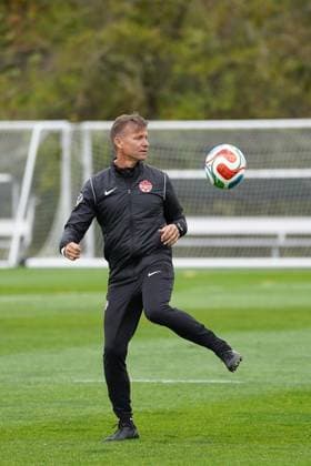 Canada v Colombia - International Friendly, Länderspiel, Nationalmannschaft Match Training Practice Jesse Marsch Head Coach of Canada during the Training Practice before the International Friendly match between Canada and Colombia at Red Bull Arena. on October 14, 2025 in Harrison, Nueva Jersey. (Photo by Leonardo Ramirez Eyepix Group) Copyright: xLeonardoxRamirezx xEyepixxGroupx LR-13102025-04132