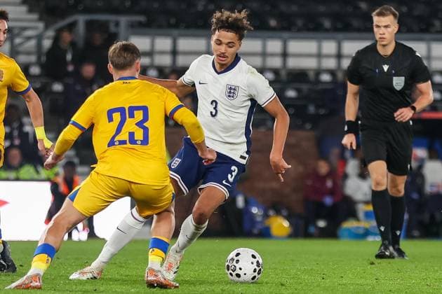 England v Andorra - 2027 UEFA European Under-21 Championship Qualifier Yedid Santaella of Andorra defends as Max Alleyne of England attacks with the ball during the UEFA Under 21 Group D Qualifier match between England and Andorra at Pride Park in Derby, England, on October 13, 2025. Derby Derbyshire United Kingdom  Copyright: xMIxNewsx originalFilename:fletcher-englandv251013_npKYL.jpg