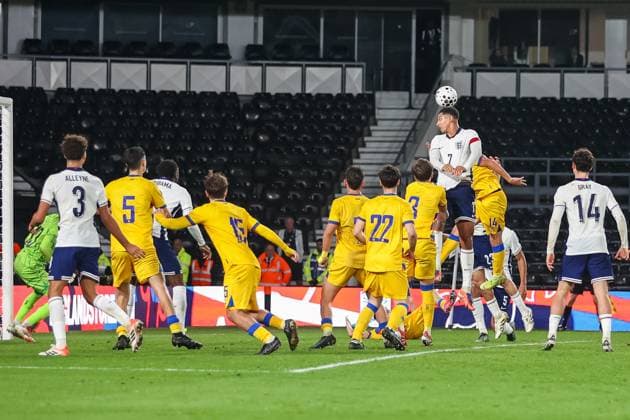 England v Andorra - 2027 UEFA European Under-21 Championship Qualifier Jobe Bellingham of England tries to head the ball during the UEFA Under 21 Group D Qualifier match between England and Andorra at Pride Park in Derby, England, on October 13, 2025. Derby Derbyshire United Kingdom  Copyright: xMIxNewsx originalFilename:fletcher-englandv251013_npyiv.jpg