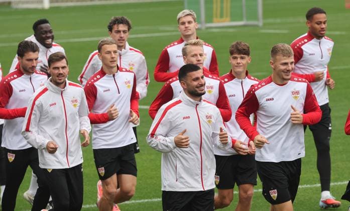 Stuttgart , Fußball Training VfB Stuttgart , von links: Deniz Undav Finn Jeltsch *** Stuttgart , Football training VfB Stuttgart , from left Deniz Undav Finn Jeltsch