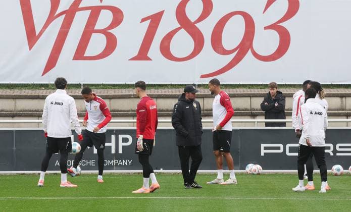 Stuttgart , Fußball Training VfB Stuttgart , mitte: Trainer Sebastian Hoeneß