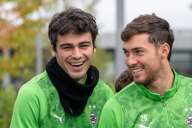 14.10.2025, Fussball: 1. Bundesliga, Saison 2025 2026, öffentliches Training, Borussia Moenchengladbach auf dem Trainingsgelände am Borussia Park. Tim Kleindienst (Borussia Moenchengladbach, 11) und Joe Scally (Borussia Moenchengladbach, 29) haben gute Laune. Foto: Kirchner-Media Thomas Haesler Copyright: xKirchner-Media ThomasxHaeslerx