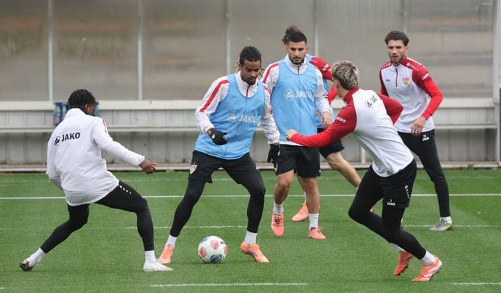 Stuttgart , Fußball Training VfB Stuttgart , mitte: Lorenz Assignon