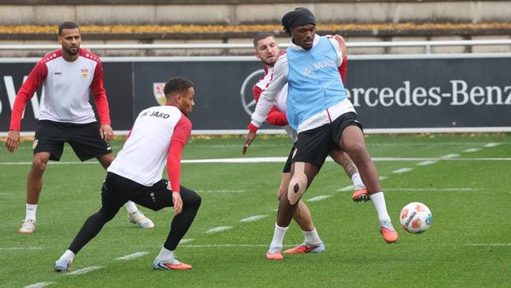 Stuttgart , Fußball Training VfB Stuttgart , rechts: Dan-Axel Zagadou