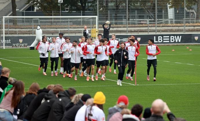 14.10.25 VfB Stuttgart Training Deutschland, Stuttgart, 14.10.2025, Fussball, Bundesliga, VfB Stuttgart Training: Mannschaft Spieler beim Laufen.