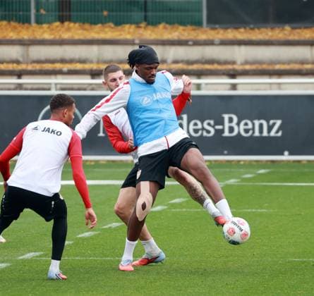 14.10.25 VfB Stuttgart Training Deutschland, Stuttgart, 14.10.2025, Fussball, Bundesliga, VfB Stuttgart Training: v.l. Jeff Chabot, Dan-Axel Zagadou.