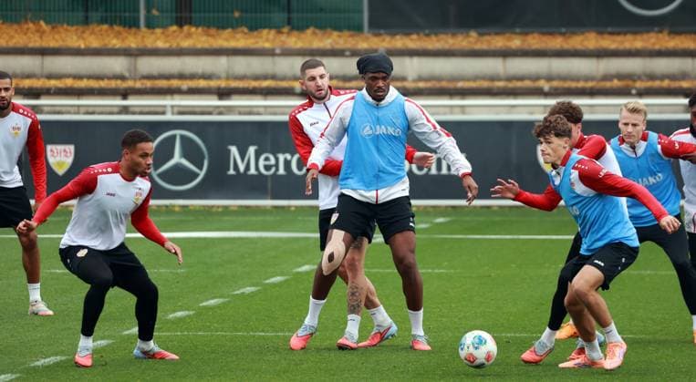14.10.25 VfB Stuttgart Training Deutschland, Stuttgart, 14.10.2025, Fussball, Bundesliga, VfB Stuttgart Training: v.l. Jeff Chabot, Dan-Axel Zagadou, Lauri Penna.