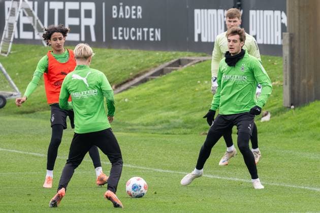 14.10.2025, Fussball: 1. Bundesliga, Saison 2025 2026, öffentliches Training, Borussia Moenchengladbach auf dem Trainingsgelände am Borussia Park. Passspiel zwischen Florian Neuhaus (Borussia Moenchengladbach, 10) und Fritz Fleck (Borussia Moenchengladbach, 24). Dabei Wael Mohya (Borussia Moenchengladbach, 36) und Moritz Nicolas (Borussia Moenchengladbach, 33). Foto: Kirchner-Media Thomas Haesler Copyright: xKirchner-Media ThomasxHaeslerx