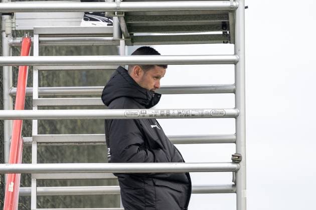 14.10.2025, Fussball: 1. Bundesliga, Saison 2025 2026, öffentliches Training, Borussia Moenchengladbach auf dem Trainingsgelände am Borussia Park. David Zibung (Borussia Moenchengladbach, Sportkoordinator Lizenz) schaut aus erhoehter Position zu. Foto: Kirchner-Media Thomas Haesler Copyright: xKirchner-Media ThomasxHaeslerx
