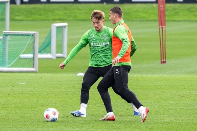 14.10.2025, Fussball: 1. Bundesliga, Saison 2025 2026, öffentliches Training, Borussia Moenchengladbach auf dem Trainingsgelände am Borussia Park. Zweikampf zwischen Luca Netz (Borussia Moenchengladbach, 20) und Jan Urbich (Borussia Monechengladbach, 40). Foto: Kirchner-Media Thomas Haesler Copyright: xKirchner-Media ThomasxHaeslerx
