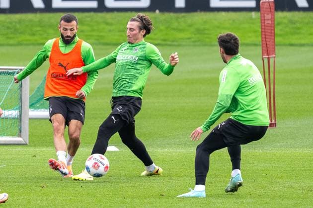 14.10.2025, Fussball: 1. Bundesliga, Saison 2025 2026, öffentliches Training, Borussia Moenchengladbach auf dem Trainingsgelände am Borussia Park. Zweikampf zwischen Franck Honorat (Borussia Moenchengladbach, 09) und Rocco Reitz (Borussia Monechengladbach, 27). Davor Joe Scally (Borussia Moenchengladbach, 29). Foto: Kirchner-Media Thomas Haesler Copyright: xKirchner-Media ThomasxHaeslerx