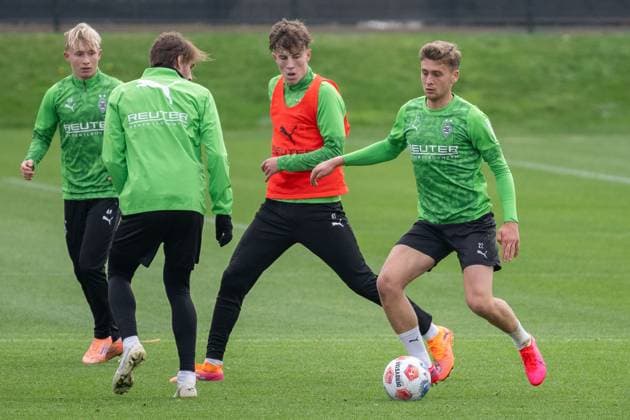 14.10.2025, Fussball: 1. Bundesliga, Saison 2025 2026, öffentliches Training, Borussia Moenchengladbach auf dem Trainingsgelände am Borussia Park. Zweikampf zwischen Yannick Michaelis (Borussia Moenchengladbach, 41) und Oscar Fraulo (Borussia Moenchengladbach, 22). Foto: Kirchner-Media Thomas Haesler Copyright: xKirchner-Media ThomasxHaeslerx