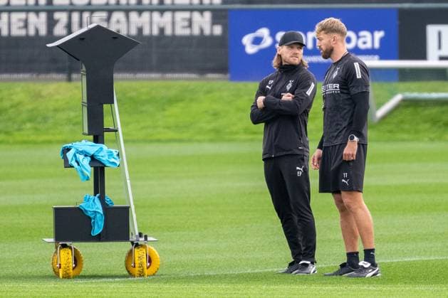 14.10.2025, Fussball: 1. Bundesliga, Saison 2025 2026, öffentliches Training, Borussia Moenchengladbach auf dem Trainingsgelände am Borussia Park. Taktikdiskussion zwischen Eugen Polanski (Borussia Moenchengladbach, Trainer) und Tobias Troulsen (Borussia Moenchengladbach, Co-Trainer). Foto: Kirchner-Media Thomas Haesler Copyright: xKirchner-Media ThomasxHaeslerx