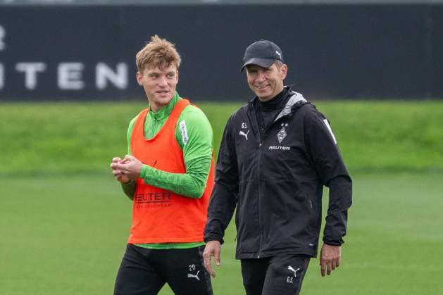 14.10.2025, Fussball: 1. Bundesliga, Saison 2025 2026, öffentliches Training, Borussia Moenchengladbach auf dem Trainingsgelände am Borussia Park. Luca Netz (Borussia Moenchengladbach, 20) und Guido Streichsbier (Borussia Moenchengladbach, Co-Trainer) im Gespraech. Foto: Kirchner-Media Thomas Haesler Copyright: xKirchner-Media ThomasxHaeslerx