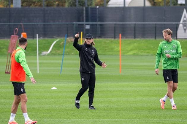 14.10.2025, Fussball: 1. Bundesliga, Saison 2025 2026, öffentliches Training, Borussia Moenchengladbach auf dem Trainingsgelände am Borussia Park. Eugen Polanski (Borussia Moenchengladbach, Trainer) gibt Franck Honorat (Borussia Moenchengladbach, 09) und Marvin Friedrich (Borussia Moenchengladbach, 05) Anweisungen. Foto: Kirchner-Media Thomas Haesler Copyright: xKirchner-Media ThomasxHaeslerx