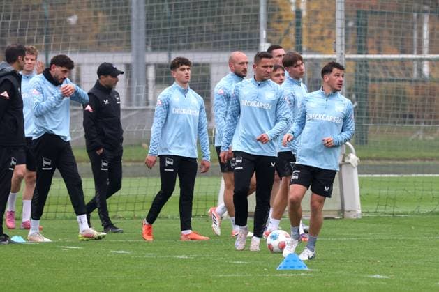 DEU, DFL, 2. FBL Hertha BSC, Training, 14.10.2025, Sportforum, Berlin, DEU, DFL, 2. FBL Hertha BSC, Training, im Bild Hertha-Spielerkreis, Cheftrainer Stefan Leitl (Hertha BSC Berlin) DFL - regulations prohibit any use of Photographs as image sequences and or quasi-video