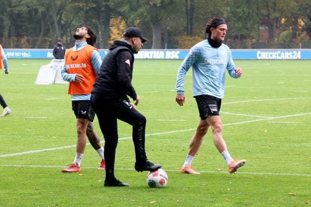 DEU, DFL, 2. FBL Hertha BSC, Training, 14.10.2025, Sportforum, Berlin, DEU, DFL, 2. FBL Hertha BSC, Training, im Bild Fabian Reese (Hertha BSC Berlin 11), Kevin Sessa (Hertha BSC Berlin 8), Co-Trainer Patrick Ebert (Hertha BSC Berlin) DFL - regulations prohibit any use of Photographs as image sequences and or quasi-video