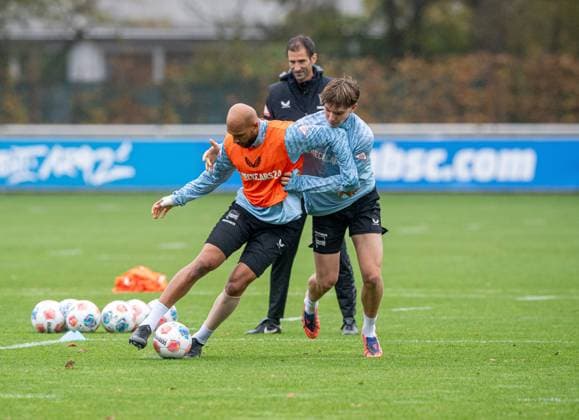 Fussball, Herren, Saison 2025 26, 2. Bundesliga, Hertha BSC, Training, v.l. John Anthony Brooks (Hertha BSC), Kennet Eichhorn (Hertha BSC), 14.10. 2025,