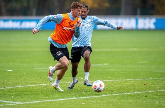 Fussball, Herren, Saison 2025 26, 2. Bundesliga, Hertha BSC, Training, v.l. Sebastian Grönning (Hertha BSC), Jeremy Dudziak (Hertha BSC), 14.10. 2025,