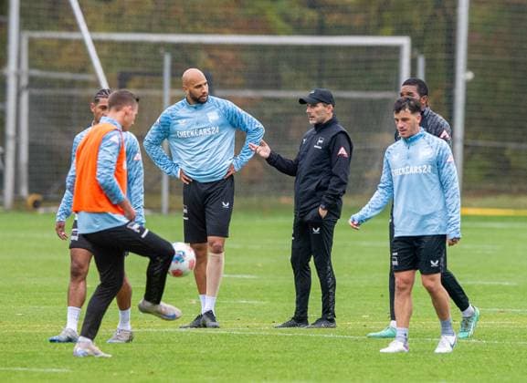 Fussball, Herren, Saison 2025 26, 2. Bundesliga, Hertha BSC, Training, v.l. Paul Seguin (Hertha BSC), Jeremy Dudziak (Hertha BSC), John Anthony Brooks (Hertha BSC), Trainer Stefan Leitl (Hertha BSC), Diego Demme (Hertha BSC), 14.10. 2025,