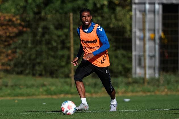 Ado Onaiwu (1. FC Magdeburg,45) - 2. Fußball Bundesliga Saison 2025-2026 Training 1. FC Magdeburg an der Avnet Arena in Magdeburg - Fußball,Mann,Männer,Deutschland,13.10.2025 *** Ado Onaiwu 1 FC Magdeburg,45 2 Soccer Bundesliga Season 2025 2026 Training 1 FC Magdeburg at the Avnet Arena in Magdeburg Soccer,Man,Men,Germany,13 10 2025