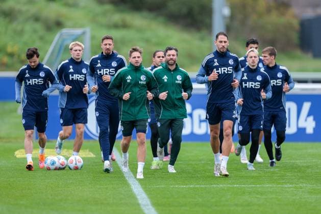 14.10.2025, Fussball, Saison 2025 2026, Training FC Schalke 04, v. l. Adrian Gantenbein (FC Schalke 04), Peter Remmert (FC Schalke 04), Janik Bachmann (FC Schalke 04), Mauro Zalazar (FC Schalke 04), Co-Trainer Tim Hoogland (FC Schalke 04), Nikola Katic (FC Schalke 04), Finn Porath (FC Schalke 04), Felipe Sanchez (FC Schalke 04), Gelsenkirchen Trainingsgelände FC Schalke 04 NRW Deutschland xRHR-FOTO YYx *** 14 10 2025, Football, Season 2025 2026, Training FC Schalke 04, f l Adrian Gantenbein FC Schalke 04 , Peter Remmert FC Schalke 04 , Janik Bachmann FC Schalke 04 , Mauro Zalazar FC Schalke 04 , Co coach Tim Hoogland FC Schalke 04 , Nikola Katic FC Schalke 04 , Finn Porath FC Schalke 04 , Felipe Sanchez FC Schalke 04 , Gelsenkirchen training ground FC Schalke 04 NRW Germany xRHR PHOTO YYx Copyright: RHR-FOTOx RHR-FOTO YY