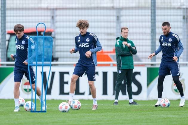 14.10.2025, Fussball, Saison 2025 2026, Training FC Schalke 04, v. l. Max Grüger (FC Schalke 04), Mika Khadr (FC Schalke 04), Hasan Kurucay (FC Schalke 04), Gelsenkirchen Trainingsgelände FC Schalke 04 NRW Deutschland xRHR-FOTO YYx Copyright: RHR-FOTOx RHR-FOTO YY