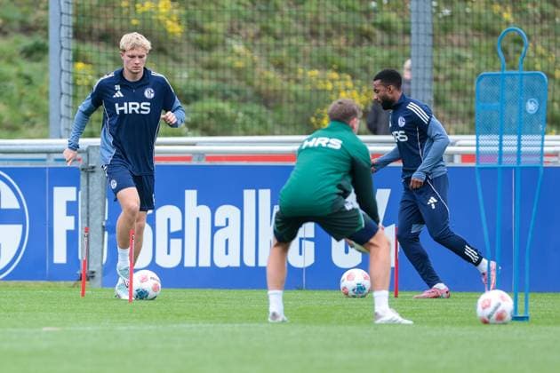 14.10.2025, Fussball, Saison 2025 2026, Training FC Schalke 04, v. l. Peter Remmert (FC Schalke 04), Moussa Sylla (FC Schalke 04), Gelsenkirchen Trainingsgelände FC Schalke 04 NRW Deutschland xRHR-FOTO YYx Copyright: RHR-FOTOx RHR-FOTO YY