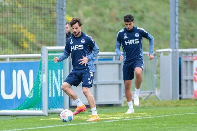 14.10.2025, Fussball, Saison 2025 2026, Training FC Schalke 04, v. l. Adrian Gantenbein (FC Schalke 04), Mertcan Ayhan (FC Schalke 04), Gelsenkirchen Trainingsgelände FC Schalke 04 NRW Deutschland xRHR-FOTO YYx Copyright: RHR-FOTOx RHR-FOTO YY