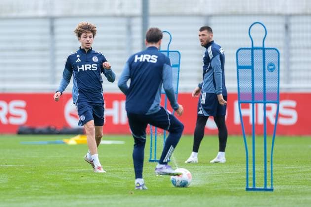 14.10.2025, Fussball, Saison 2025 2026, Training FC Schalke 04, v. l. Mika Khadr (FC Schalke 04), Hasan Kurucay (FC Schalke 04), Gelsenkirchen Trainingsgelände FC Schalke 04 NRW Deutschland xRHR-FOTO YYx Copyright: RHR-FOTOx RHR-FOTO YY