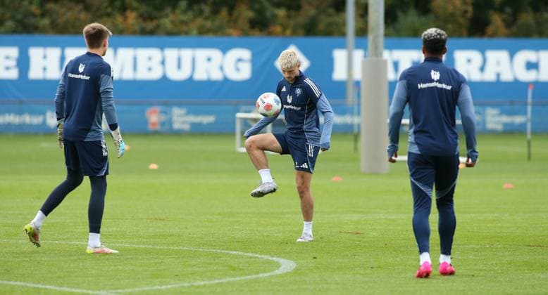 RECORD DATE NOT STATED Vormittagstraining des Fußball-Bundesligisten Hamburger SV auf dem Trainingsplatz am Volksparkstadion. Die Einheit am Dienstagvormittag war bereits das letzte öffentliche Training vor der Auswärtspartie am kommenden Sonnabend (18. Oktober) bei RB Leipzig. Noah Katterbach (M.). Stellingen Hamburg