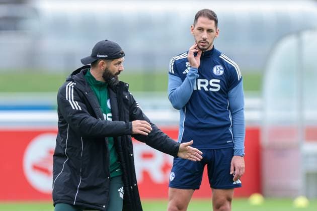 14.10.2025, Fussball, Saison 2025 2026, Training FC Schalke 04, v. l. Trainer Miron Muslic (FC Schalke 04) gibt Nikola Katic (FC Schalke 04) Anweisungen, Gelsenkirchen Trainingsgelände FC Schalke 04 NRW Deutschland xRHR-FOTO YYx Copyright: RHR-FOTOx RHR-FOTO YY