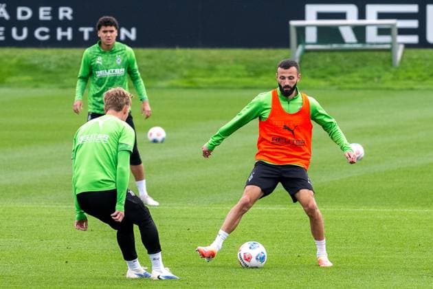 14.10.2025, Fussball: 1. Bundesliga, Saison 2025 2026, öffentliches Training, Borussia Moenchengladbach auf dem Trainingsgelände am Borussia Park. Zweikampf zwischen Luca Netz (Borussia Moenchengladbach, 20) und Franck Honorat (Borussia Moenchengladbach, 09). Foto: Kirchner-Media Thomas Haesler Copyright: xKirchner-Media ThomasxHaeslerx