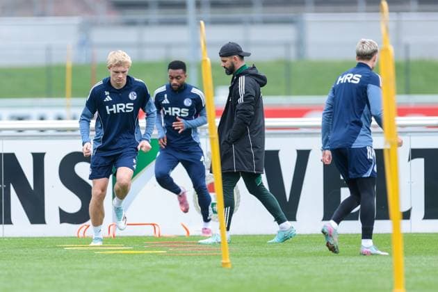 14.10.2025, Fussball, Saison 2025 2026, Training FC Schalke 04, v. l. Peter Remmert (FC Schalke 04), Moussa Sylla (FC Schalke 04), Trainer Miron Muslic (FC Schalke 04), Gelsenkirchen Trainingsgelände FC Schalke 04 NRW Deutschland xRHR-FOTO YYx Copyright: RHR-FOTOx RHR-FOTO YY