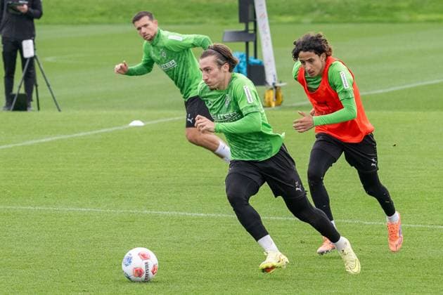 14.10.2025, Fussball: 1. Bundesliga, Saison 2025 2026, öffentliches Training, Borussia Moenchengladbach auf dem Trainingsgelände am Borussia Park. Zweikampf zwischen Rocco Reitz (Borussia Monechengladbach, 27) und Wael Mohya (Borussia Moenchengladbach, 36). Dahinter Kevin Stoeger (Borussia Moenchengladbach, 07). Foto: Kirchner-Media Thomas Haesler Copyright: xKirchner-Media ThomasxHaeslerx