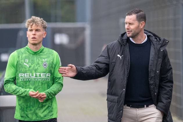 14.10.2025, Fussball: 1. Bundesliga, Saison 2025 2026, öffentliches Training, Borussia Moenchengladbach auf dem Trainingsgelände am Borussia Park. David Zibung (Borussia Moenchengladbach, Sportkoordinator Lizenz) im Gespraech mit Robin Hack (Borussia Moenchengladbach, 25). Foto: Kirchner-Media Thomas Haesler Copyright: xKirchner-Media ThomasxHaeslerx