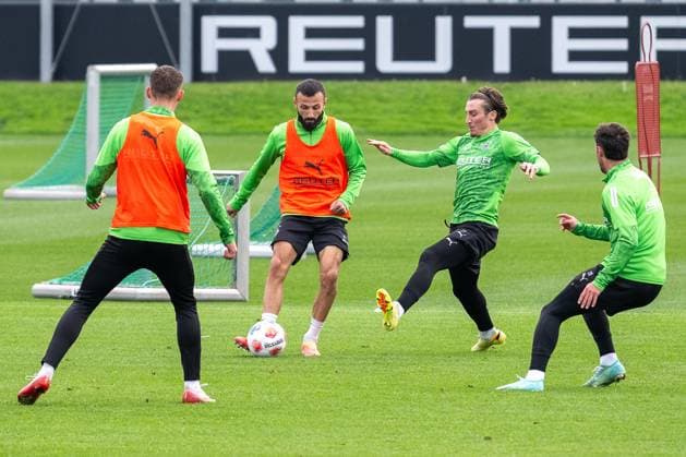 14.10.2025, Fussball: 1. Bundesliga, Saison 2025 2026, öffentliches Training, Borussia Moenchengladbach auf dem Trainingsgelände am Borussia Park. Zweikampf zwischen Franck Honorat (Borussia Moenchengladbach, 09) und Rocco Reitz (Borussia Monechengladbach, 27). Dabei Jan Urbich (Borussia Monechengladbach, 40) und Joe Scally (Borussia Moenchengladbach, 29). Foto: Kirchner-Media Thomas Haesler Copyright: xKirchner-Media ThomasxHaeslerx