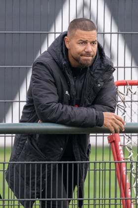14.10.2025, Fussball: 1. Bundesliga, Saison 2025 2026, öffentliches Training, Borussia Moenchengladbach auf dem Trainingsgelände am Borussia Park. Marcel Ndjeng (Borussia Moenchengladbach, Co-Trainer U19) schaut sich das Training seiner Spieler bei den Pfrofis an. Foto: Kirchner-Media Thomas Haesler Copyright: xKirchner-Media ThomasxHaeslerx