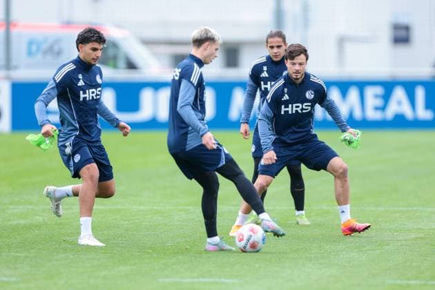 14.10.2025, Fussball, Saison 2025 2026, Training FC Schalke 04, v. l. Mertcan Ayhan (FC Schalke 04), Finn Porath (FC Schalke 04), Mauro Zalazar (FC Schalke 04), Adrian Gantenbein (FC Schalke 04), Gelsenkirchen Trainingsgelände FC Schalke 04 NRW Deutschland xRHR-FOTO YYx Copyright: RHR-FOTOx RHR-FOTO YY