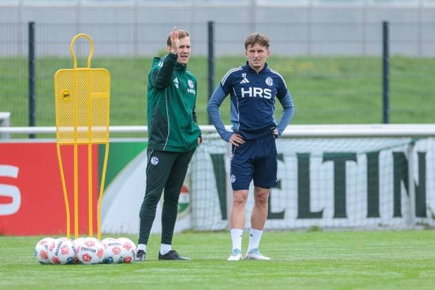 14.10.2025, Fussball, Saison 2025 2026, Training FC Schalke 04, v. l. Co-Trainer Adin Osmanbasic (FC Schalke 04), Max Grüger (FC Schalke 04), Gelsenkirchen Trainingsgelände FC Schalke 04 NRW Deutschland xRHR-FOTO YYx Copyright: RHR-FOTOx RHR-FOTO YY