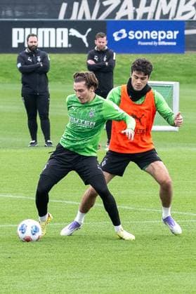 14.10.2025, Fussball: 1. Bundesliga, Saison 2025 2026, öffentliches Training, Borussia Moenchengladbach auf dem Trainingsgelände am Borussia Park. Zweikampf zwischen Rocco Reitz (Borussia Monechengladbach, 27) und Giovanni Reyna (Borussia Moenchengladbach, 13). Foto: Kirchner-Media Thomas Haesler Copyright: xKirchner-Media ThomasxHaeslerx