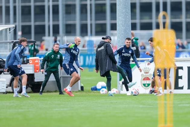 14.10.2025, Fussball, Saison 2025 2026, Training FC Schalke 04, v. l. Max Grüger (FC Schalke 04), Henning Matriciani (FC Schalke 04), Trainer Miron Muslic (FC Schalke 04), Hasan Kurucay (FC Schalke 04), Soufiane El-Faouzi (FC Schalke 04), Gelsenkirchen Trainingsgelände FC Schalke 04 NRW Deutschland xRHR-FOTO YYx Copyright: RHR-FOTOx RHR-FOTO YY