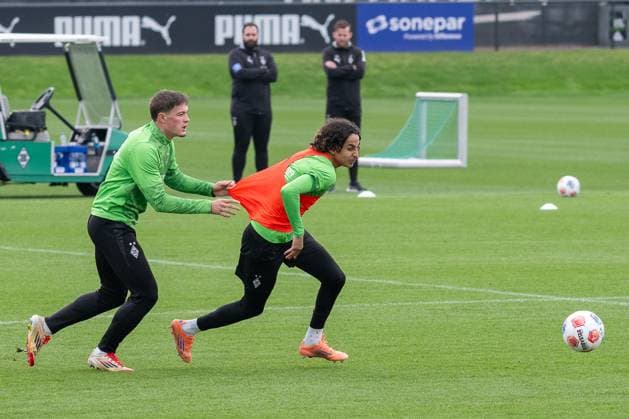 14.10.2025, Fussball: 1. Bundesliga, Saison 2025 2026, öffentliches Training, Borussia Moenchengladbach auf dem Trainingsgelände am Borussia Park. Zweikampf zwischen Nico Vidic (Borussia Moenchengladbach, 46) und Wael Mohya (Borussia Moenchengladbach, 36). Foto: Kirchner-Media Thomas Haesler Copyright: xKirchner-Media ThomasxHaeslerx