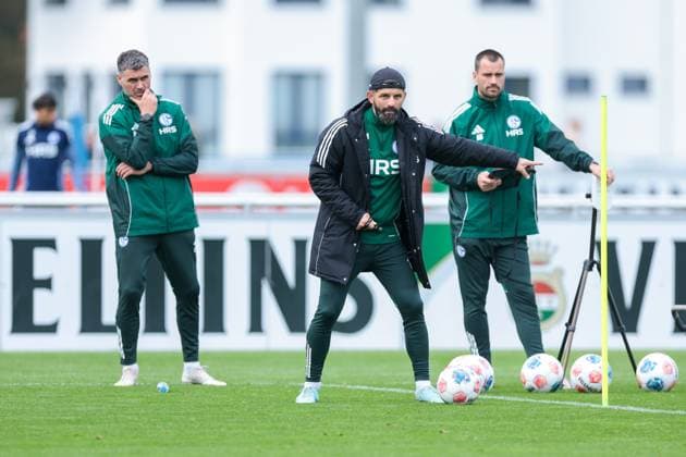 14.10.2025, Fussball, Saison 2025 2026, Training FC Schalke 04, v. l. Torwarttrainer Volkan Ünlü (FC Schalke 04), Trainer Miron Muslic (FC Schalke 04), Athletik-Trainer Alexander Storck (FC Schalke 04), Gelsenkirchen Trainingsgelände FC Schalke 04 NRW Deutschland xRHR-FOTO YYx Copyright: RHR-FOTOx RHR-FOTO YY